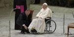 Pápež František na invalidnom vozíku.