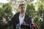 predseda vlády SR Eduard Heger (OĽaNO) gestikuluje počas tlačovej konferencie, ktorá sa konala po jeho návrate z pracovnej cesty na Ukrajine na Letisku M. R. Štefánika v Bratislave v sobotu 9. apríla 2022.