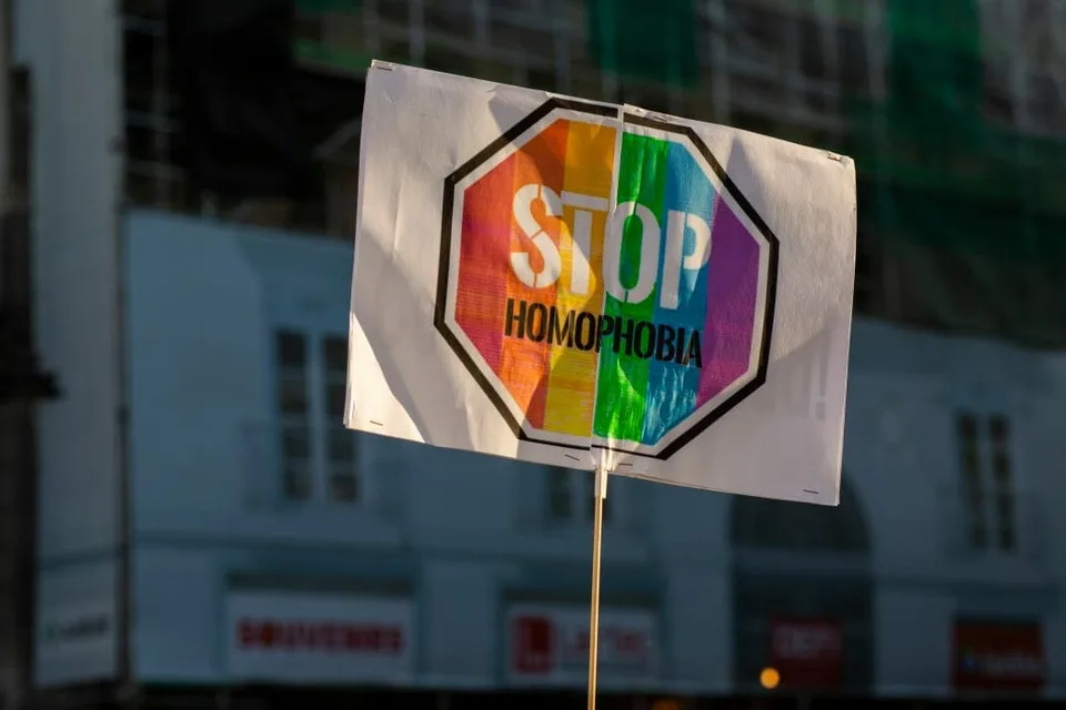Read more about the article Na zadok mu vyryli slovo “maricón”! Španielsko je šokované homofóbnym útokom