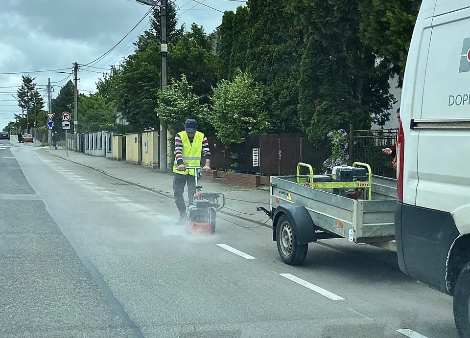 Read more about the article Motoristi v Trnave nestačia krútiť hlavami! Z absurdného cyklopruhu si robí srandu celý internet