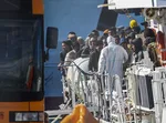 Približne 120 migrantov v dvoch skupinách sa v nedeľu úspešne doplavilo do Talianska po tom, čo ich zachránila talianska pobrežná hliadka a záchranná organizácia.