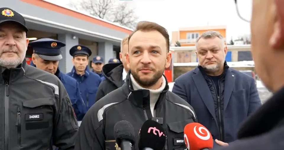 Read more about the article Nezabudol na nich: Minister vnútra sa poďakoval slúžiacim policajtom, hasičom aj záchranárom