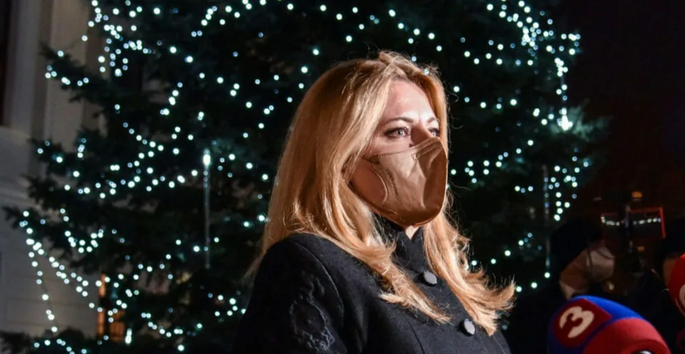 Read more about the article VIDEO Čaputová  „zapla“ stromček! Prezidentke pomohol aj šéflekár COVID tímu