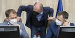 Sprava premiér SR Eduard Heger, (OĽaNO), podpredseda vlády a minister hospodárstva SR Richard Sulík (SaS) a podpredseda vlády a minister financií SR Igor Matovič (OĽaNO).