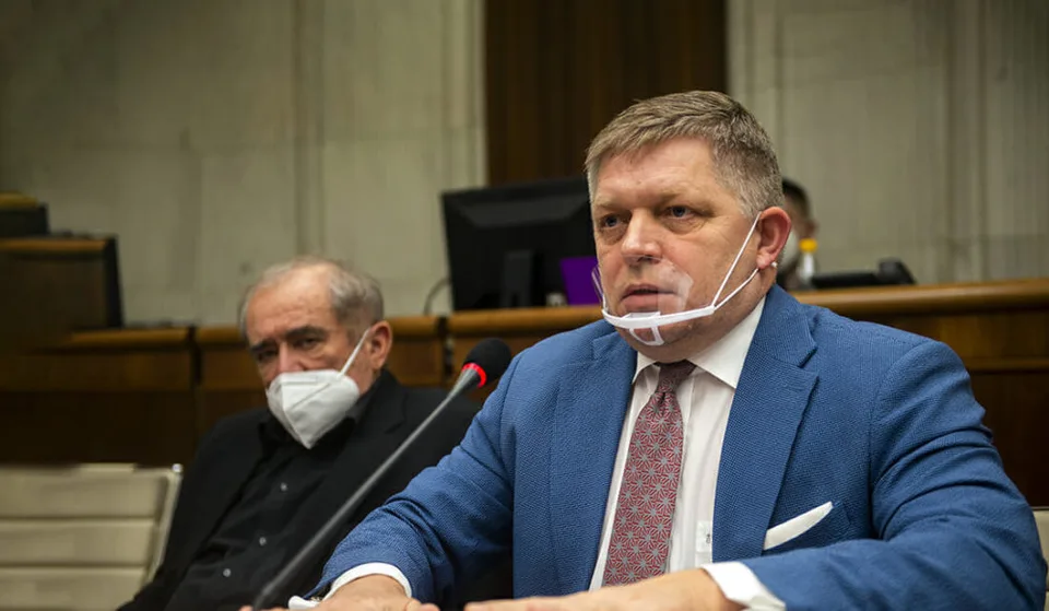 Read more about the article VIDEO Fico čistil vláde žalúdok: Kičuru nepustili na pohreb 83-ročného otca, ktorému zlomili rebrá!