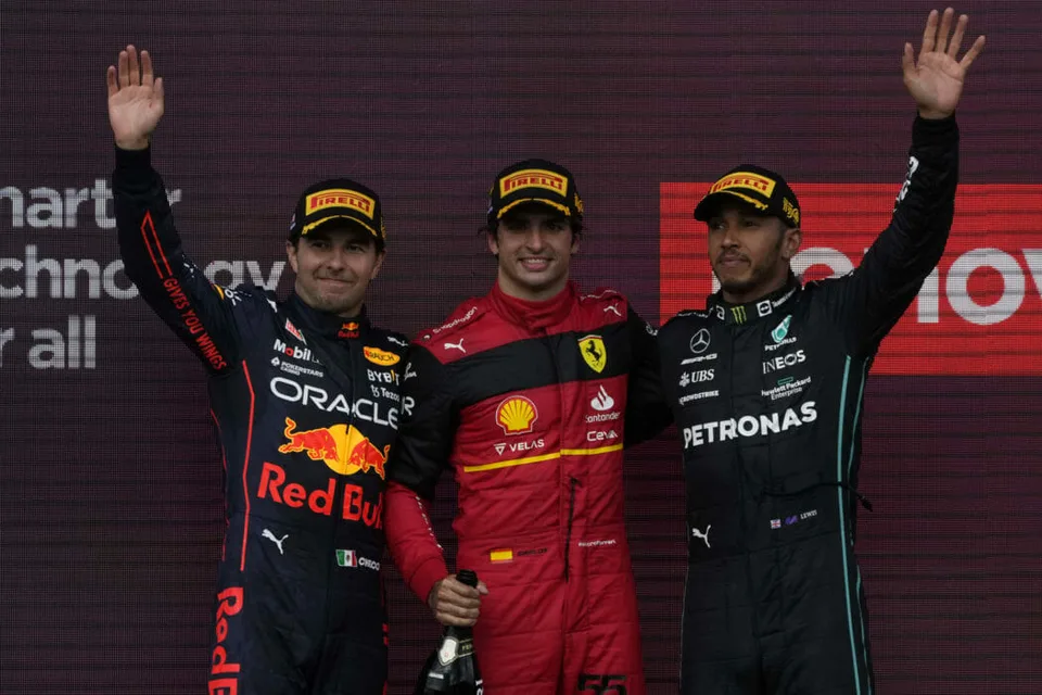 Read more about the article F1: Premiérový triumf Sainza, Verstappen bol v Silverstone až siedmy