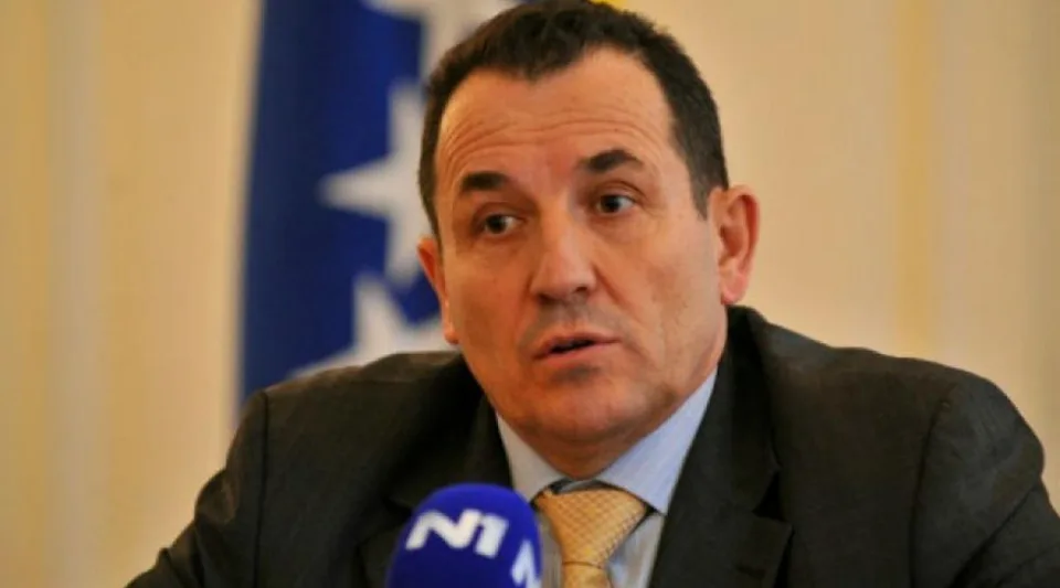 Read more about the article Nekašlú sa s tým! V Bosne odsúdili za zneužívanie právomoci pri predaji zbraní bývalého ministra obrany