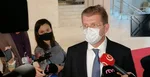 Nezaradený poslanec a člen Hlasu-SD Peter Žiga hovorí s novinármi.
