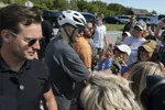 Prezident USA Joe Biden na bicykli.
