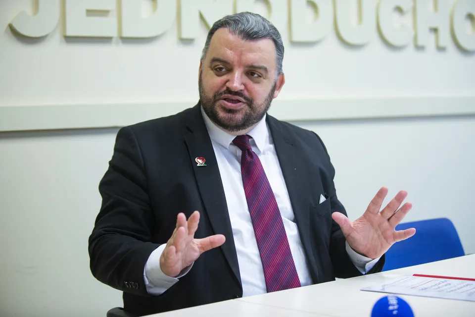 Read more about the article Chmelár: Generálny tajomník NATO zrazu otočil, pchá sa do zadnice amerického prezidenta