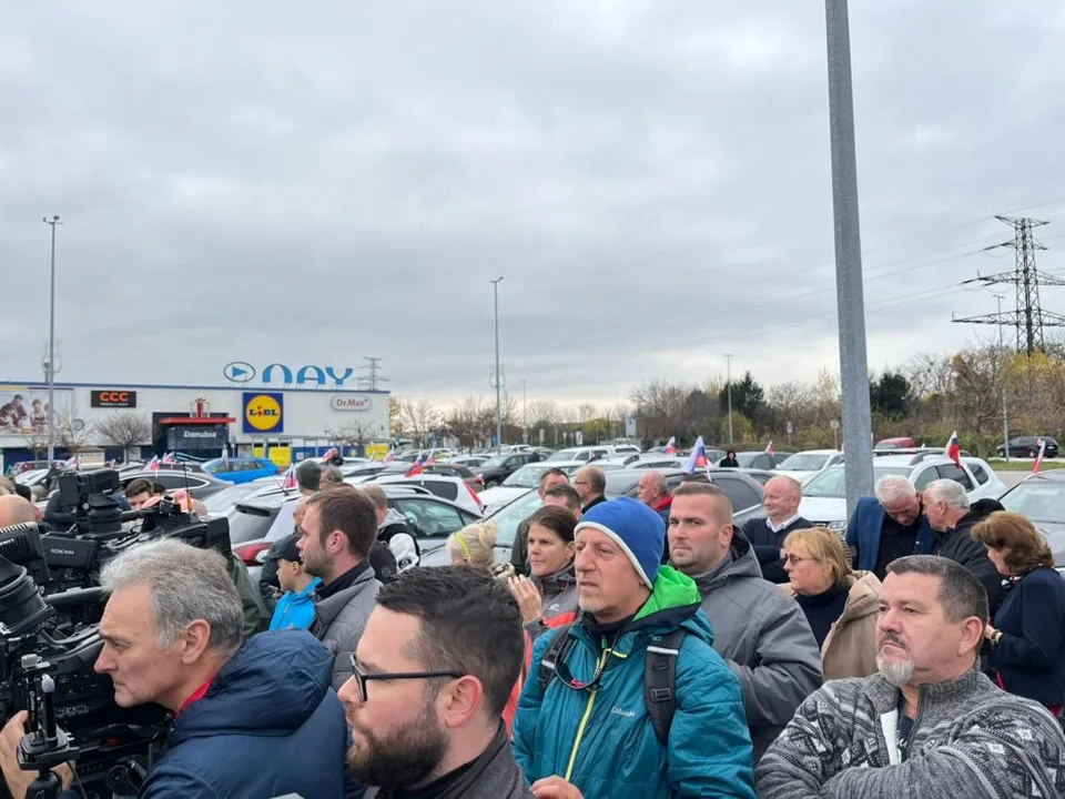 Read more about the article Fico na proteste: Demokracia, sociálny a právny štát dostávajú od vlády na frak!