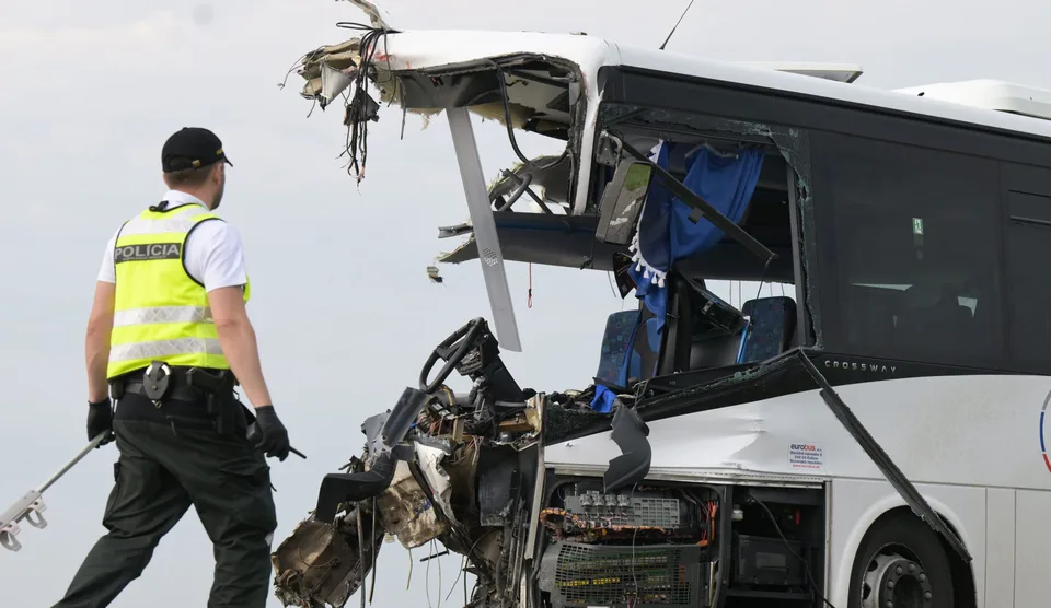 Read more about the article Zabíjala náhoda alebo nezodpovednosť? Po tragickej zrážke autobusu s kamiónom prichádza obvinenie