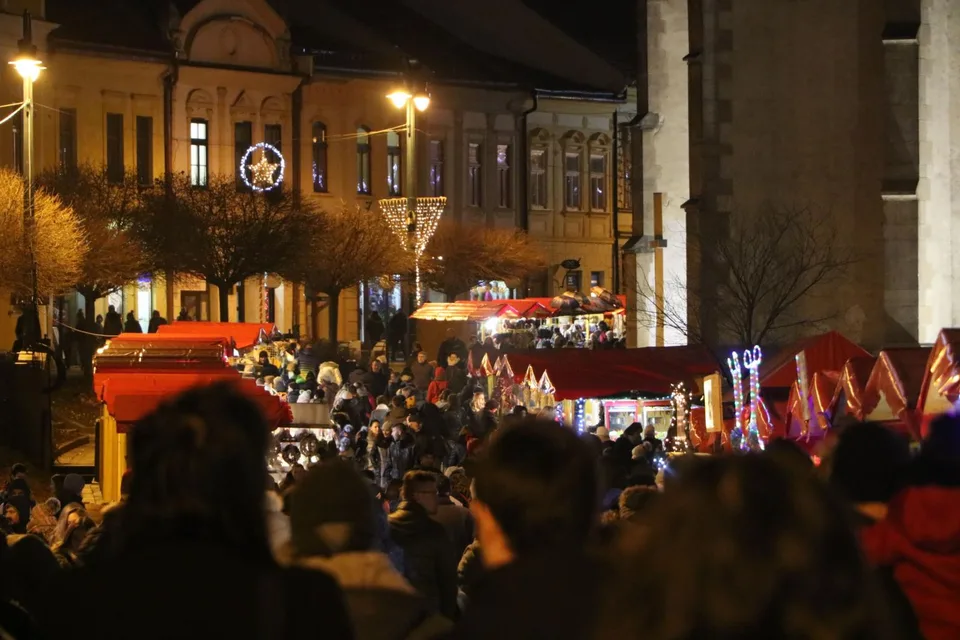Read more about the article VIDEO Po Košiciach už aj Prešov: V centre mesta osadili vianočný stromček