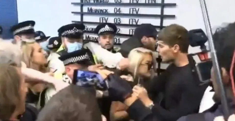 Read more about the article VIDEO Do sídla britskej televízie vtrhli antivaxeri, zasahovať musela polícia