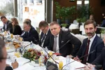 Robert Fico počas stretnutia s 30 veľvyslancami na pôde parlamentu.