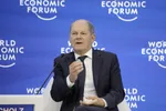 Nemecký kancelár Olaf Scholz rozpráva počas panelovej diskusie na Svetovom ekonomickom fóre (WEF) v davoskom kongresovom centre vo švajčiarskom Davose 18. januára 2023.