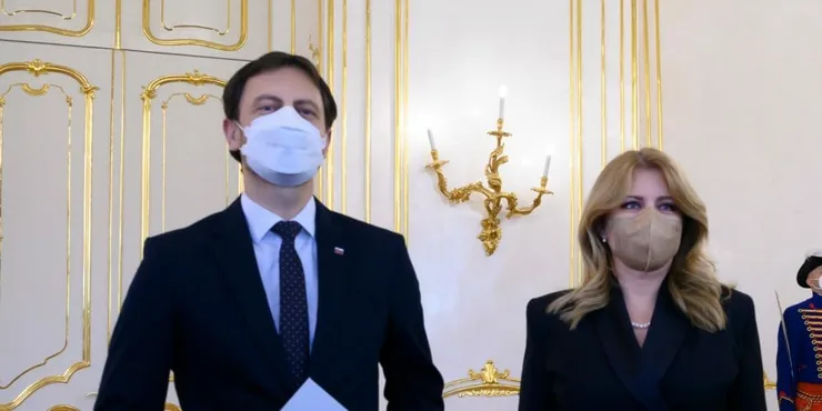 vpravo prezidentka SR Zuzana Čaputová a vľavo minister financií SR Eduard Heger s poverením na zostavenie novej vlády 30. marca 2021 v Prezidentskom paláci v Bratislave.