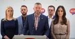 Peter Pellegrini (uprostred) počas tlačovky na centrále Hlasu-SD.