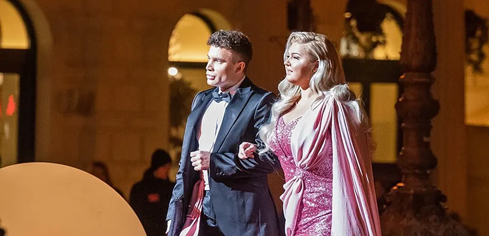 Read more about the article Známy štylista Jasminy a Evelyn narovinu o sexuálnej orientácii. Kedy a kto sa na ňu môže pýtať?