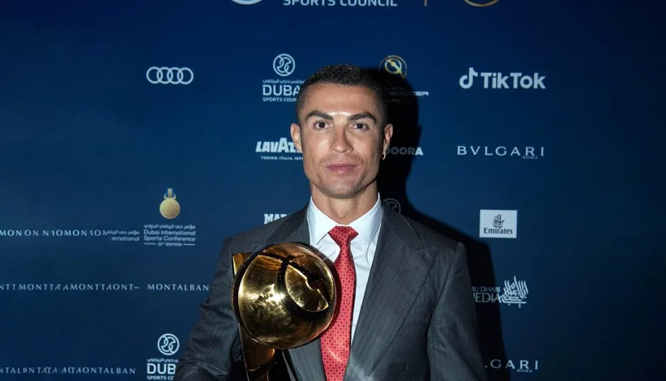 Read more about the article Ronaldo sa stal najlepším hráčom storočia, Lewandowski hráčom sezóny