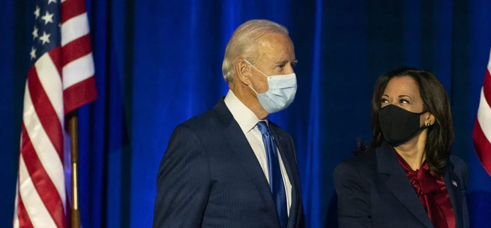 Read more about the article Ani červená, ani modrá. Biden dal víťazný príhovor. Reč mala aj Harrisová
