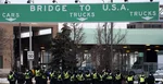 Policajti prichádzajú na most spájajúci Kanadu a USA