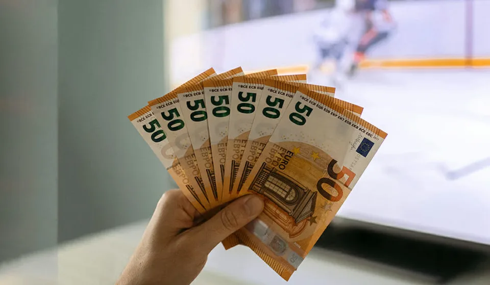Read more about the article Pozor! Aplikácie sľubujúce rýchle pôžičky špehujú a vydierajú používateľov