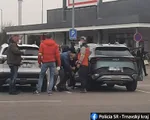 Na policajnej snímke zadržanie podozrivých podvodníkov.