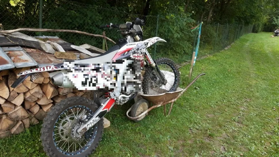 Read more about the article FOTO Motocyklista si po zrážke s autom zranil hlavu: Bol bez prilby!