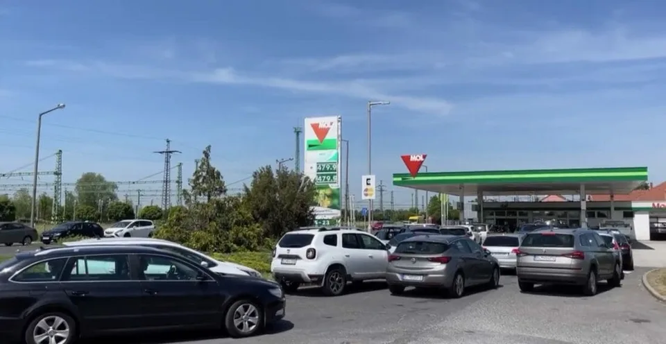 Read more about the article VIDEO Fico na pumpe v maďarskej Rajke: TAKTO sa slovenská vláda vykašľala na ľudí!