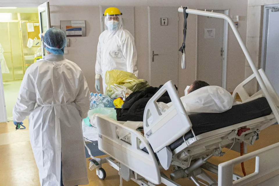 Read more about the article Covid-19 opäť vyčíňa. Zatvárajú prvé nemocnice pre návštevy