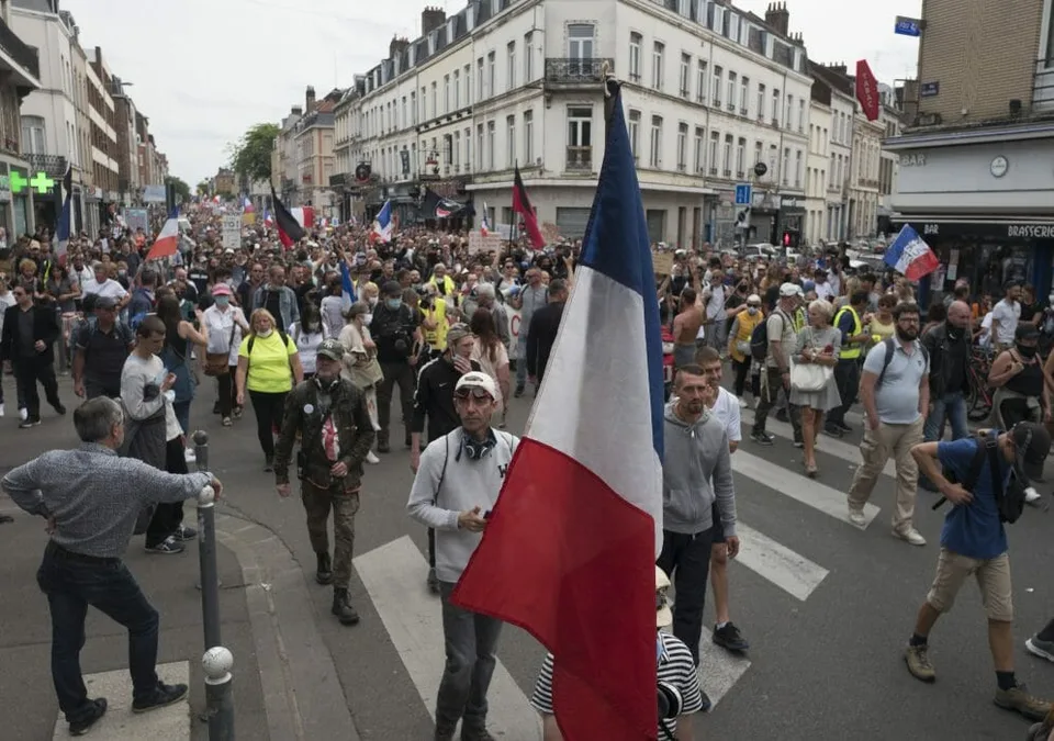 Read more about the article FOTO Ľudia vo Francúzsku opäť vyšli do ulíc: Protestujú proti covid pasom, ktoré sú podľa nich diskriminačné