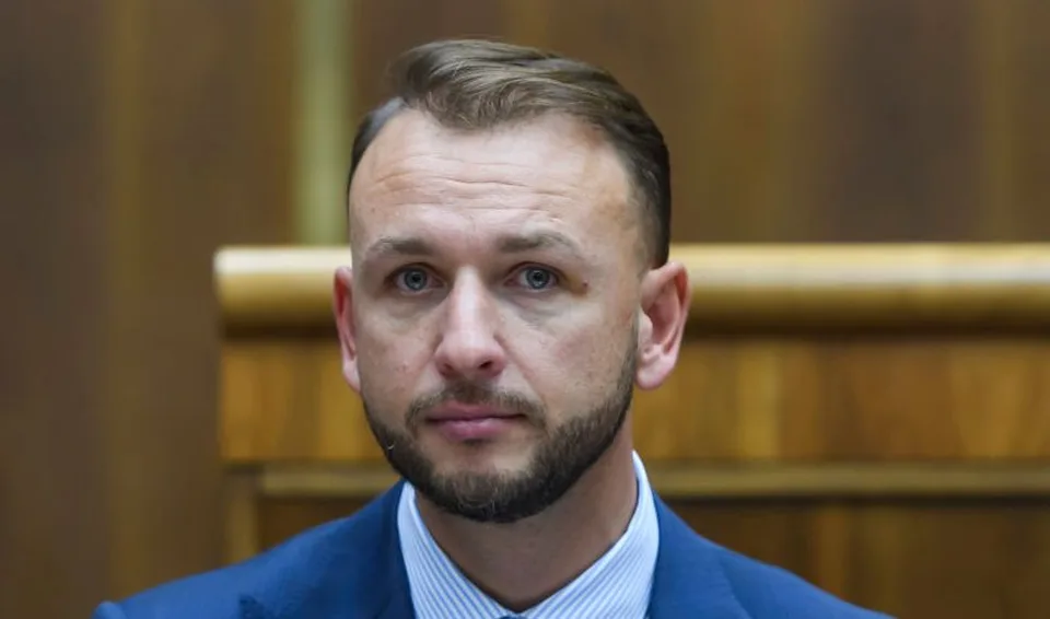 Read more about the article Schôdza k odvolaniu ministra Šutaja Eštoka sa opäť neotvorila: Parlament nebol uznášaniaschopný