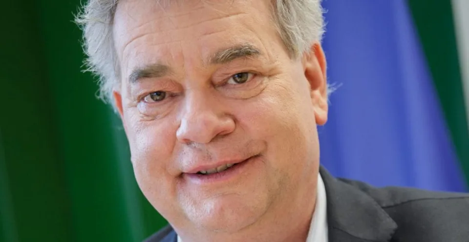 Read more about the article Rakúsko reaguje na drahotu. Vicekancelár Kogler: Mimoriadne zdaníme energetické spoločnosti!