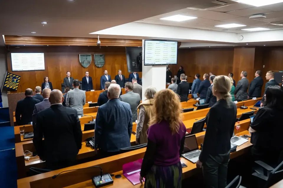 Read more about the article Navýšenie cien lístkov prímestskej dopravy aj stratégia rozvoja školstva na nasledujúce roky