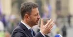 Premiér SR Eduard Heger hovorí s novinármi počas jeho príchodu na Pražský hrad.
