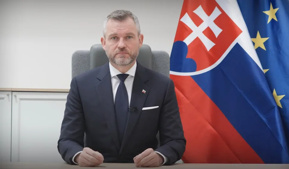 Read more about the article ŠOK: Muž s kuklou na hlave a s pištoľou v ruke sa objavil v aute pred Pellegriniho domom!