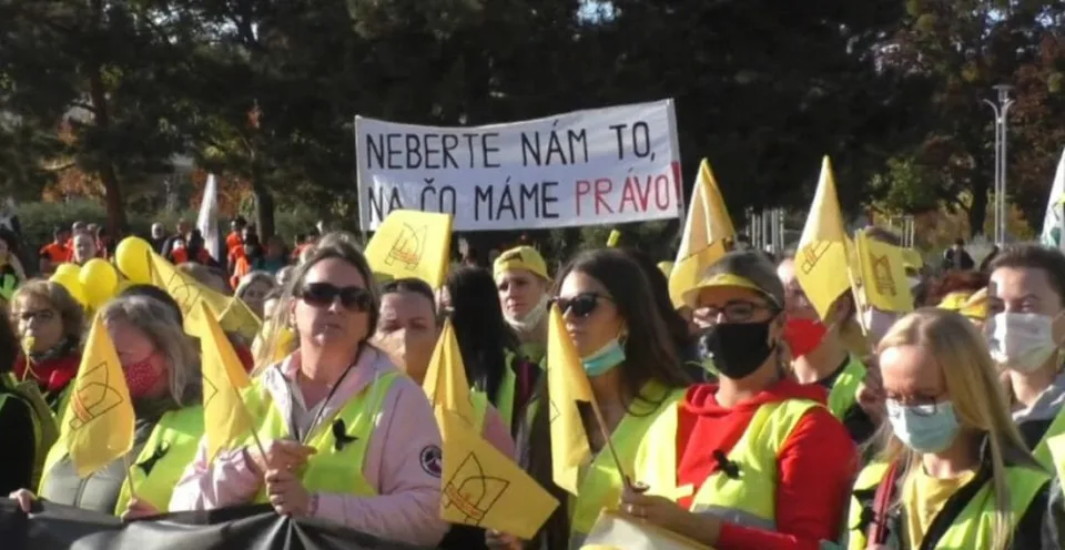 Read more about the article VIDEO Štrajk za zvýšenie platov! Odbory: Odchádzame, nedohodli sme sa na ničom