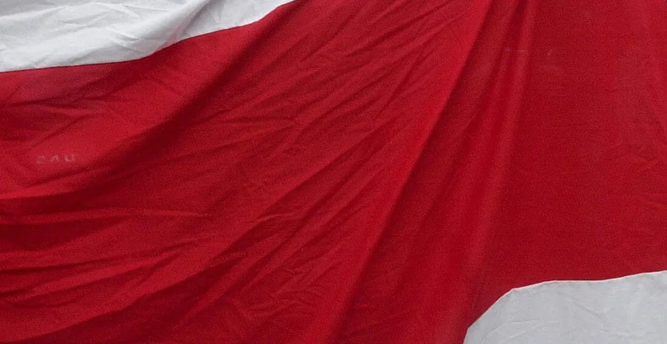 Read more about the article Na Ukrajine vyvesili vlajku bieloruskej opozície: Na protest proti Lukašenkovi