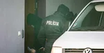 Rok 2020: Lukáša K. privážajú na súd v Pezinku.