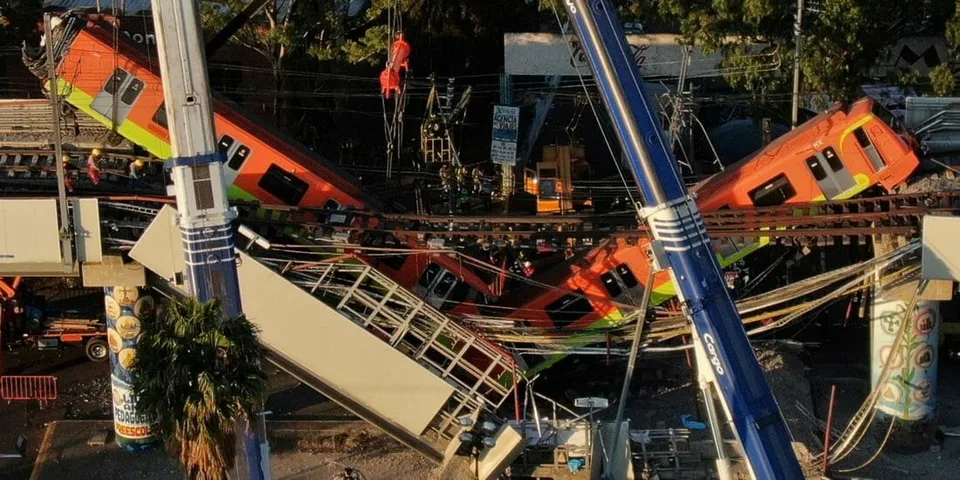Read more about the article Počet obetí pádu nadjazdu pre metro v Mexiku stúpol na 26, v nemocniciach zostáva 34 zranených