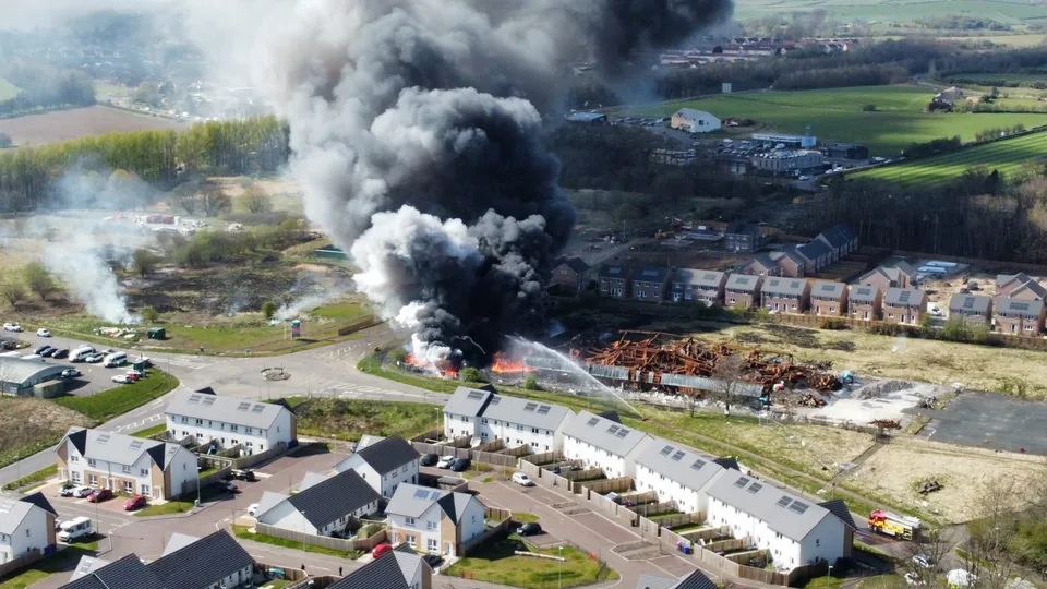 Read more about the article VIDEO Továreň na batérie v Škótsku explodovala už druhýkrát za rok, obyvateľov ohrozovali padajúce trosky