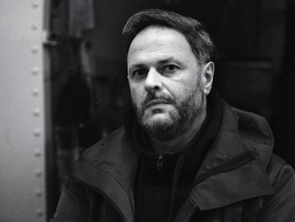 Read more about the article Havran skritizoval vitráž DPOH. Liberáli na jeho profile už šalejú. Veľké hádky!