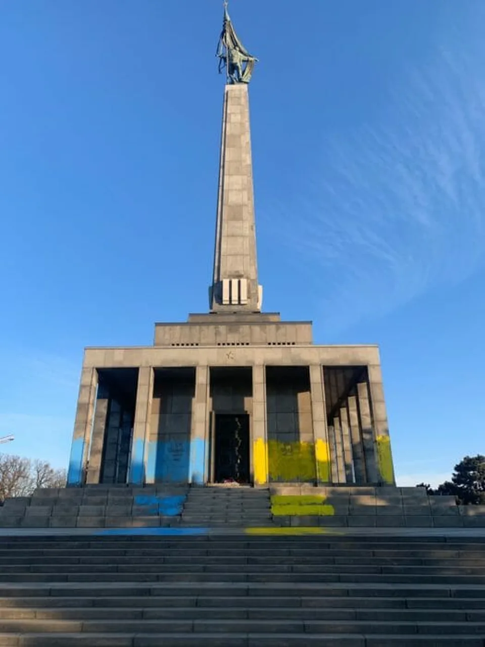 Read more about the article Bratislava nasvieti Slavín v ukrajinských farbách