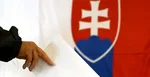 volič vhadzuje obálku do volebnej schránky