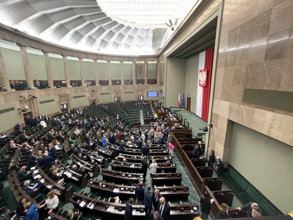 Read more about the article Poľský poslanec rozvinul v Sejme vlajku Izraela so svastikou