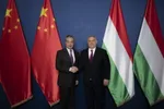 Maďarský premiér Viktor Orbán (vpravo) a najvyššie postavený čínsky diplomat Wang I počas prijatia na súkromnej večeri 19. februára 2023 na neznámom mieste v Maďarsku.