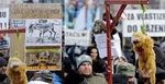 Na kombosnímke atmosféra z protestu Gorila dva na Námestí SNP 3. februára 2012 v Bratislave