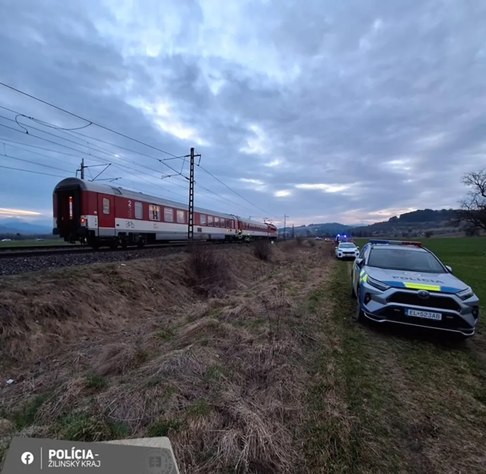Read more about the article Pri Beňadikovej došlo k stretu vlaku s dvomi osobami. Údajne ide o matku s dieťaťom