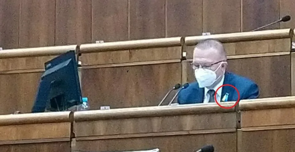 Read more about the article Idú proti postoju významnej časti občanov: Laurenčík viedol parlament s farbami Ukrajiny na hrudi!